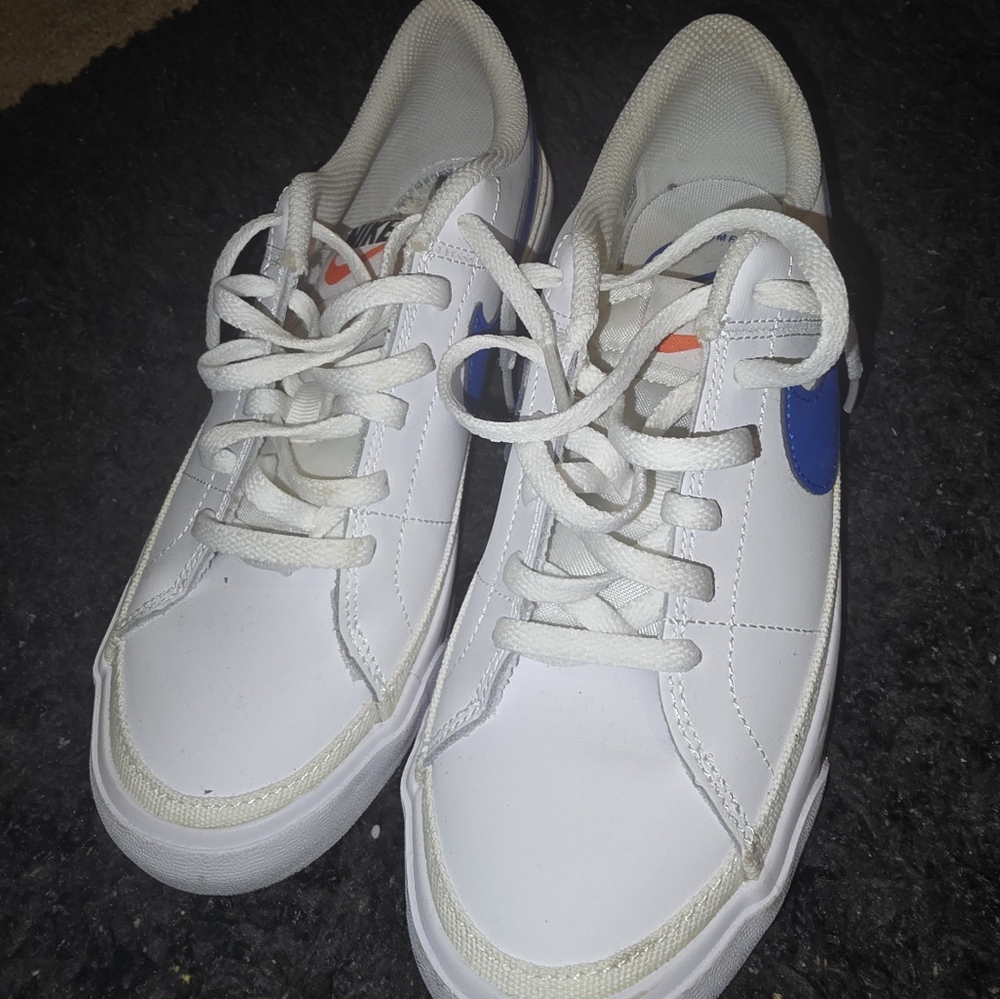 Nike shoes (Big Kids)